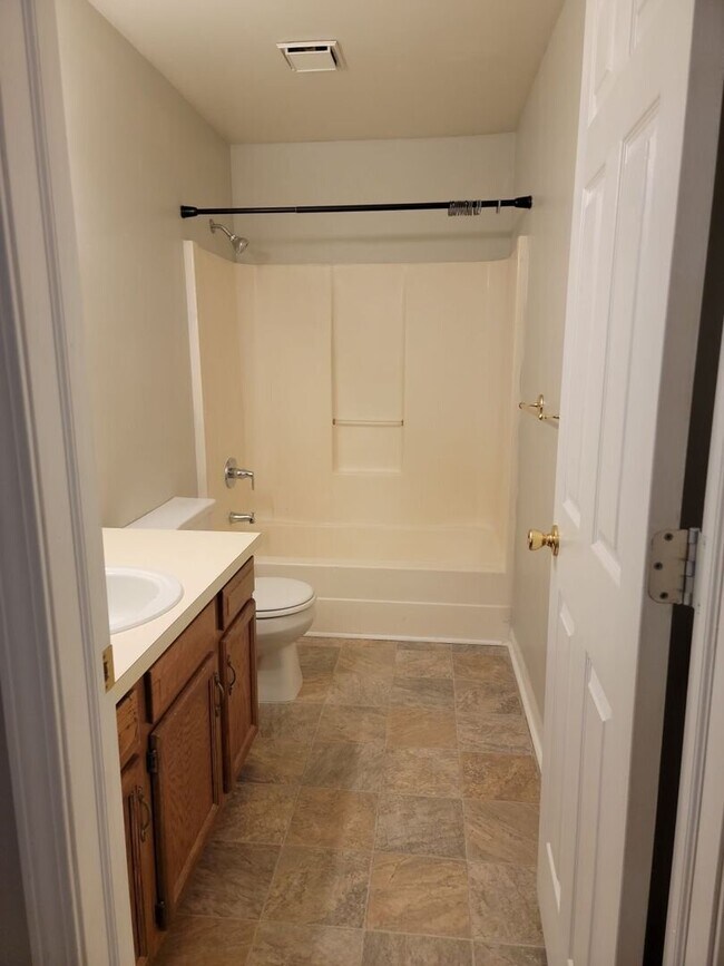Building Photo - Charming unit in a quiet neighborhood