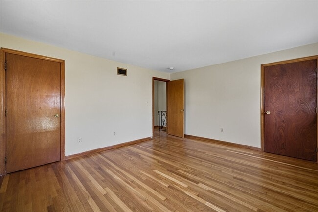 Building Photo - 33 Park Dr