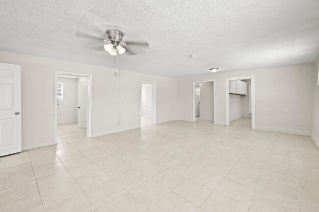 Building Photo - 1125 W 28th St