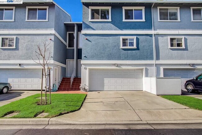 Building Photo - Bright 3 Bedroom Townhome in Newark