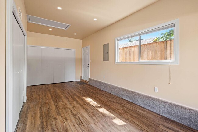 Building Photo - Charming, retro 2-bdrm/2-bath ranch in tra...