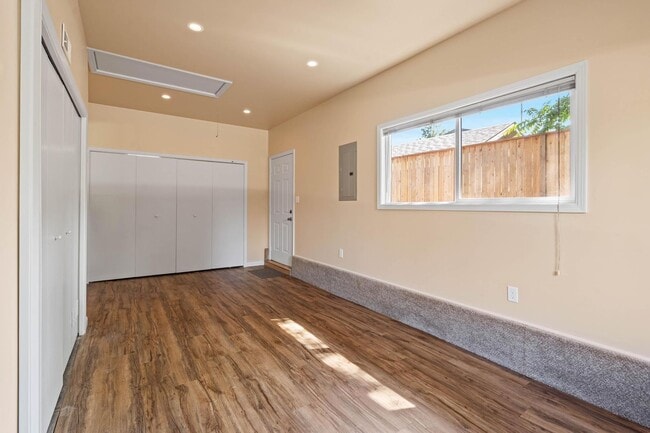 Building Photo - Charming, retro 2-bdrm/2-bath ranch in tranquil setting w/ large family room