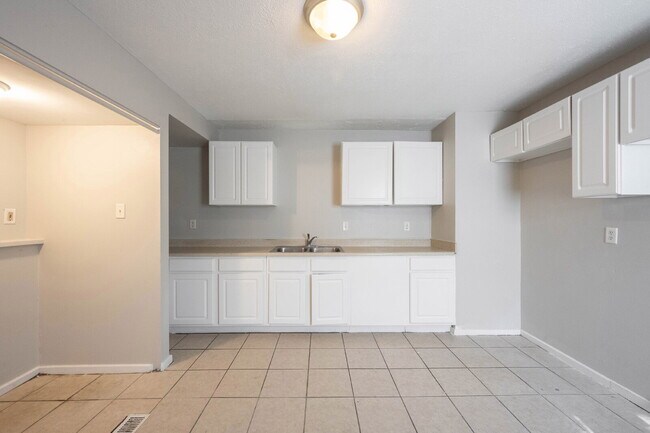 Building Photo - "Charming 3-Bed, 2-Bath Retreat in Indiana...