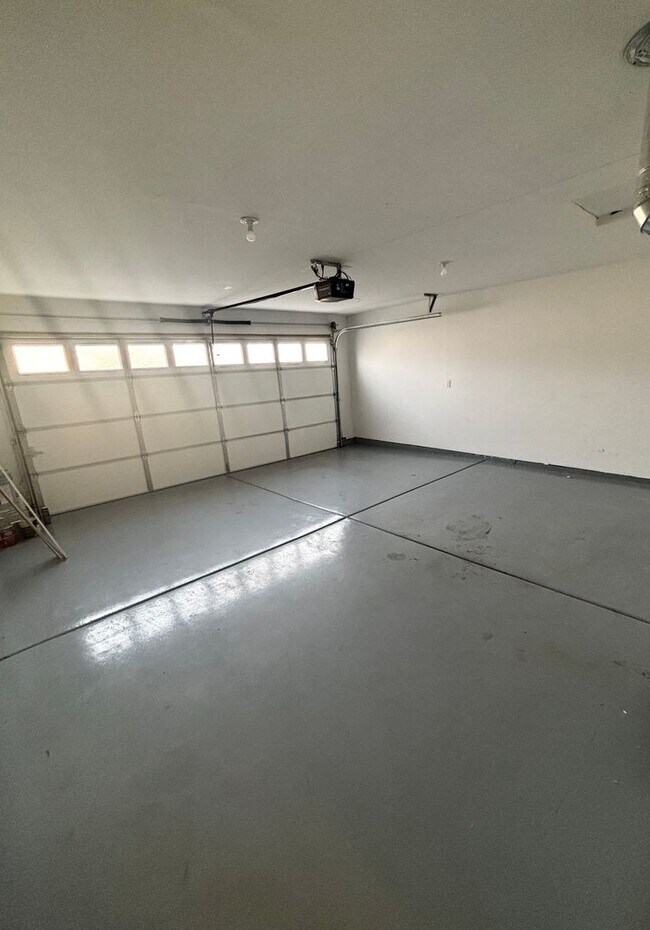 Building Photo - SW Bend House Near the Old Mill District, 4 Bdrms, 2.5 baths, A/C, Office/den, Dbl. Garage