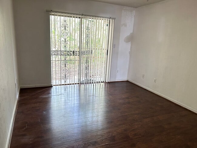 Building Photo - Walk to Campus from your Downstairs Flat