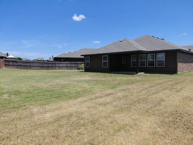 Building Photo - 4/2/3 located within 3 miles of Weatherford High School