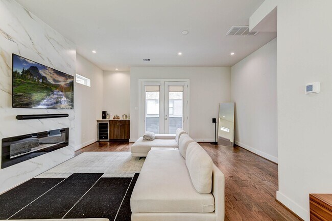 Building Photo - 5857 Dolores St