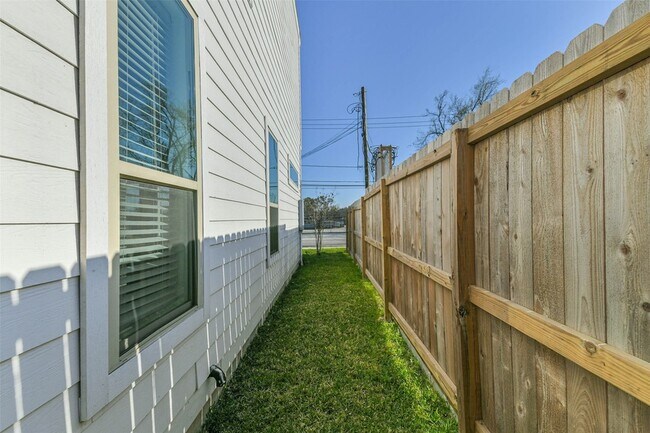 Building Photo - 308 Queen Sude Ln