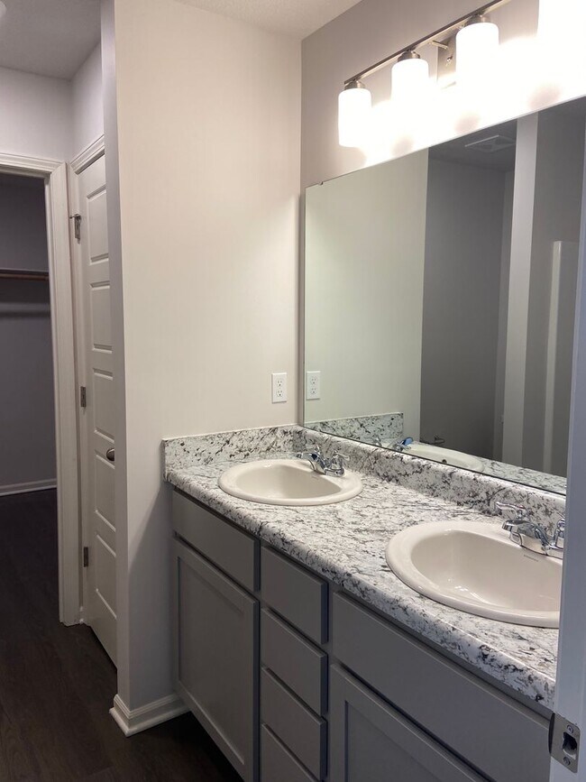 Building Photo - NOW PRELEASING! Charming Three-Bedroom, Two-and-a-Half-Bath Home in Spring Hill