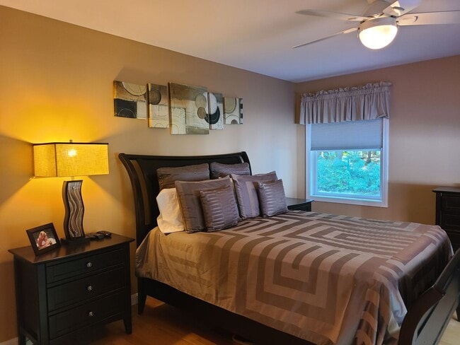 Building Photo - Beautiful 3 Bedroom House - Cozy Up This W...
