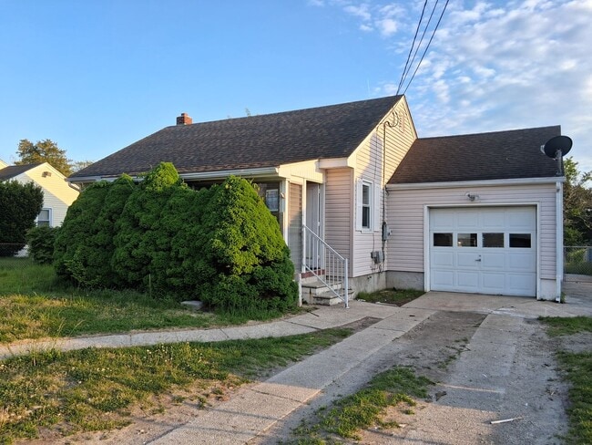 Building Photo - SINGLE HOUSE FOR RENT $2000
