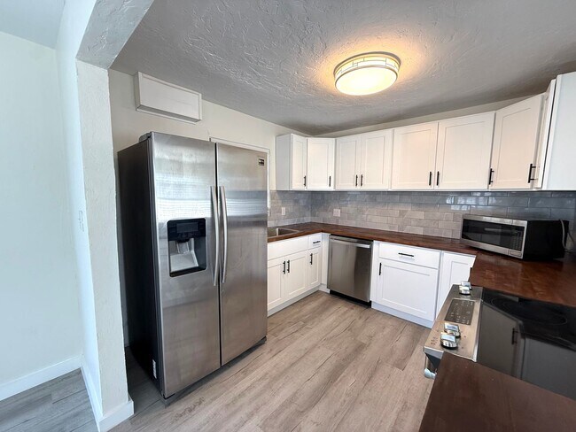 Building Photo - 3181 Hatton St