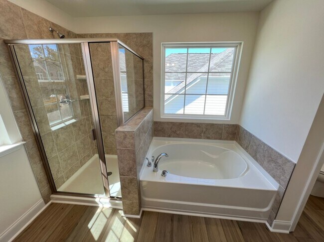 Building Photo - LIKE NEW 4 Bedroom Home w/ Ground Floor Be...
