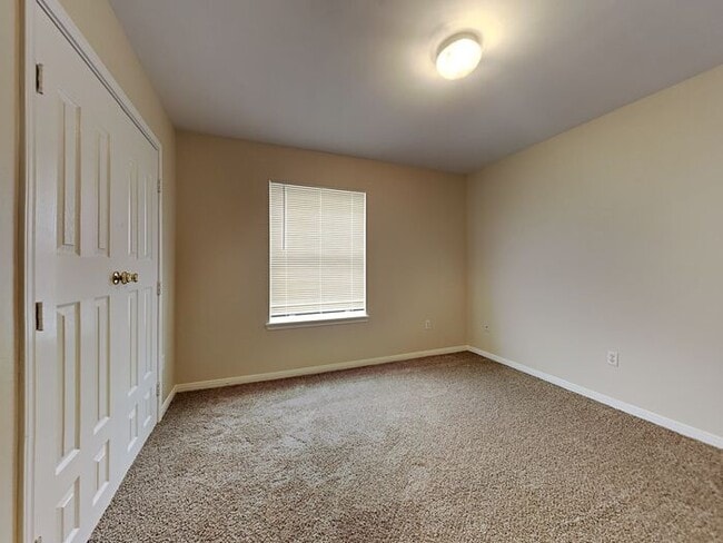 Building Photo - No Applications Fees* $500 off first month...
