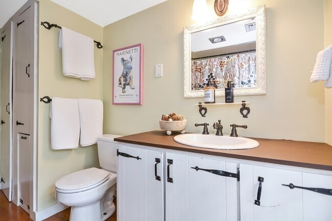 Building Photo - 144 Old Connecticut Path