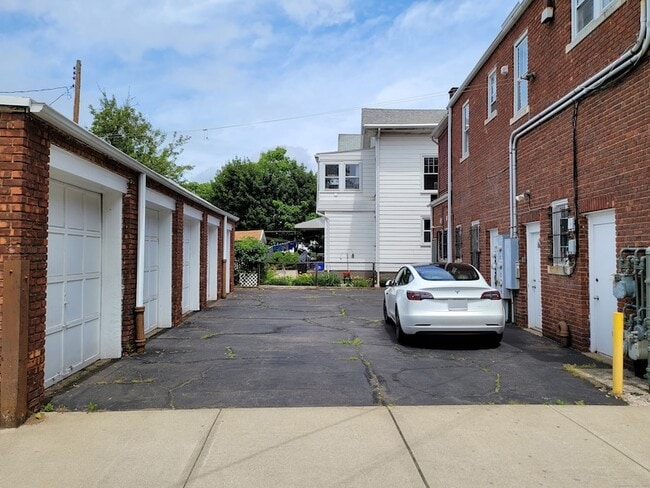 Building Photo - 826 State St