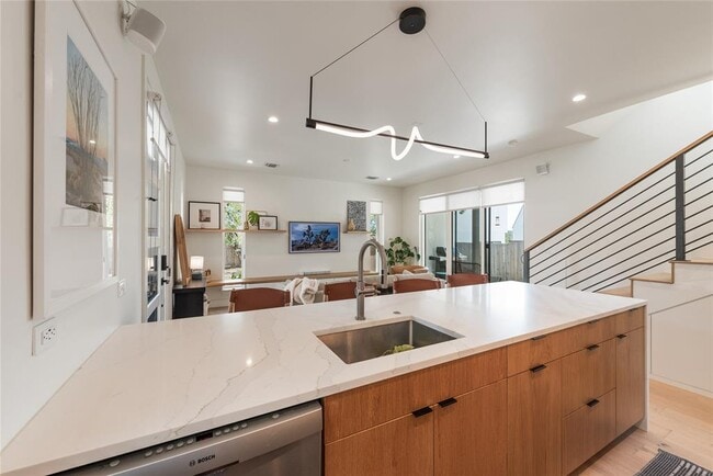 Building Photo - 1300 Perez St