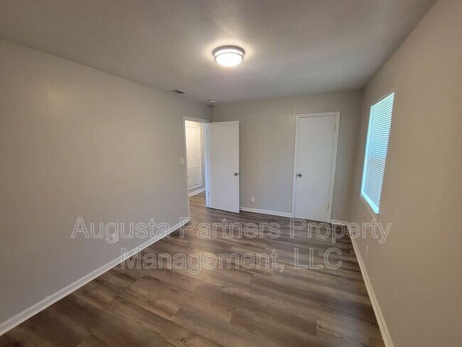 Building Photo - 112 3rd St