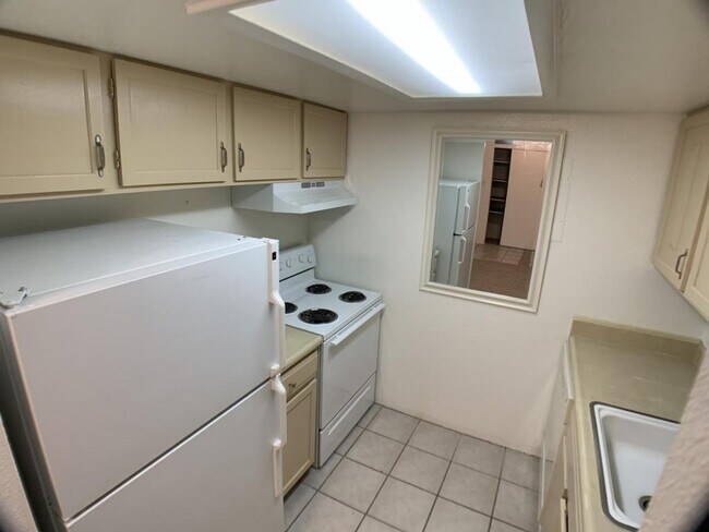 Building Photo - 1250 Golden Cir