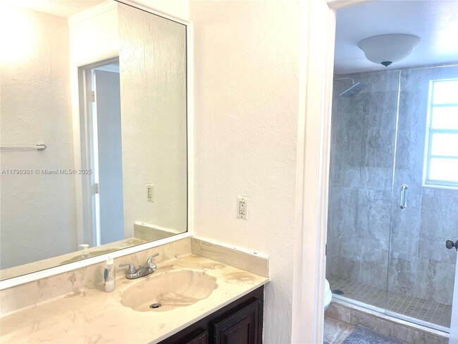 Building Photo - 2700 Riverside Dr