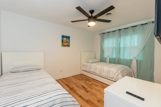 trundle beds - 4200 Pickwick Dr