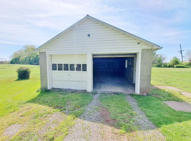 Building Photo - 3 Bed / 1-1/2 Bath Single Family w/2 Car G...