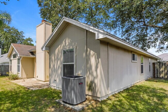 Building Photo - 265 Maplewood Dr