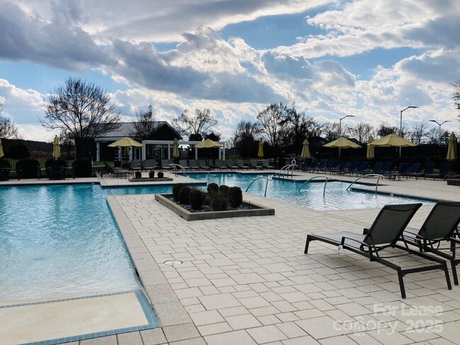 Building Photo - 6140 Pier Dr