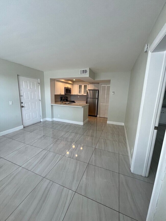 Building Photo - ONE BEDROOM ONE BATHROOM! FULLY RENOVATED Stainless Appliances!