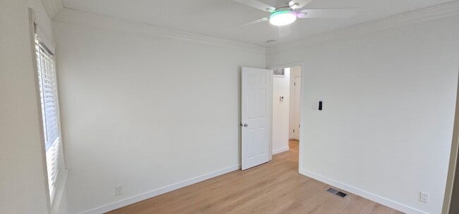 Building Photo - 449 S Doheny Dr