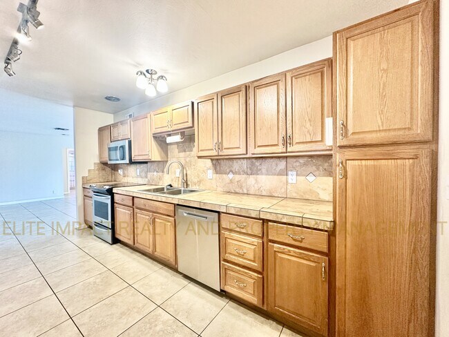 Building Photo - 8338 E Julia St