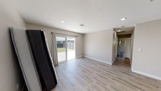 Building Photo - 5575 Mary Ln Dr