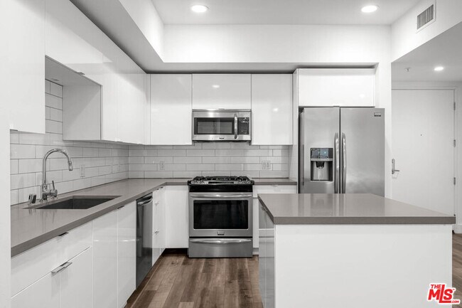 Building Photo - 1215 S Bedford St