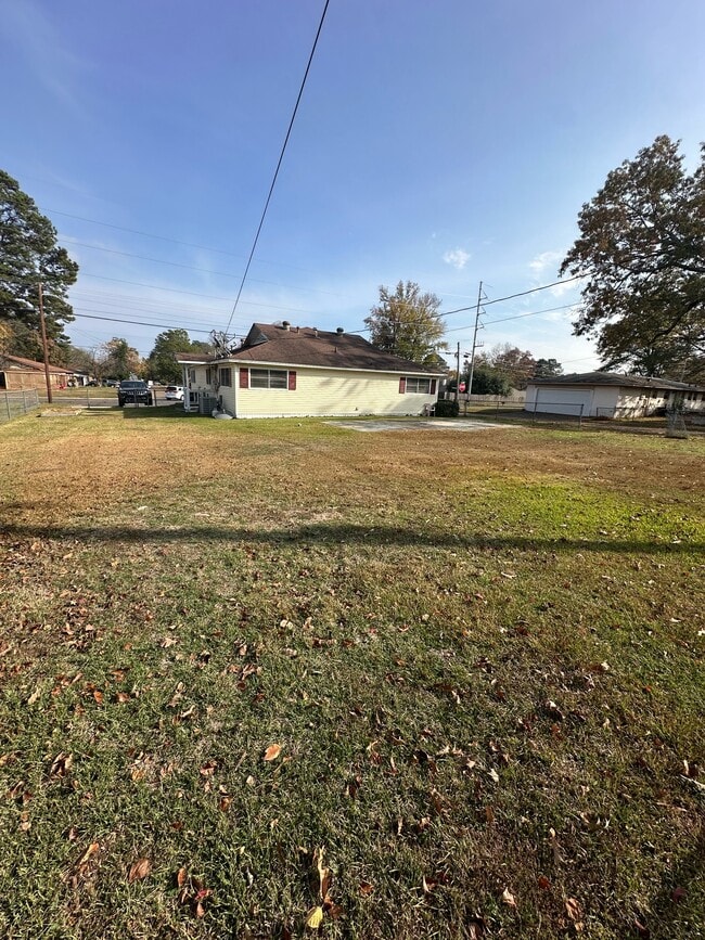 Building Photo - 3001 Jefferson Ave