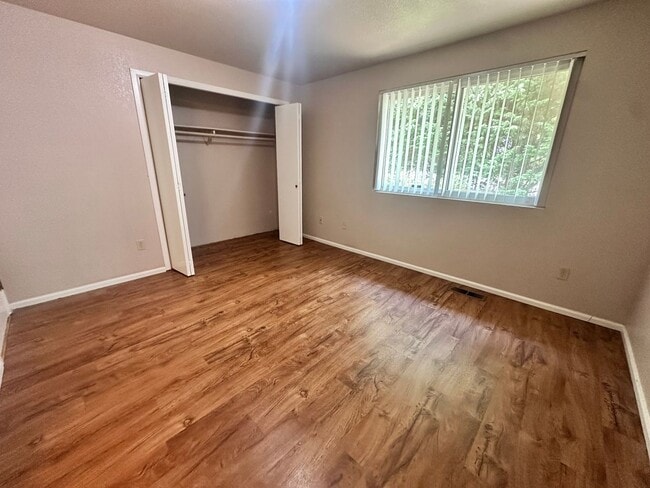 Building Photo - Charming Bellevue Rental – Available May 1st!