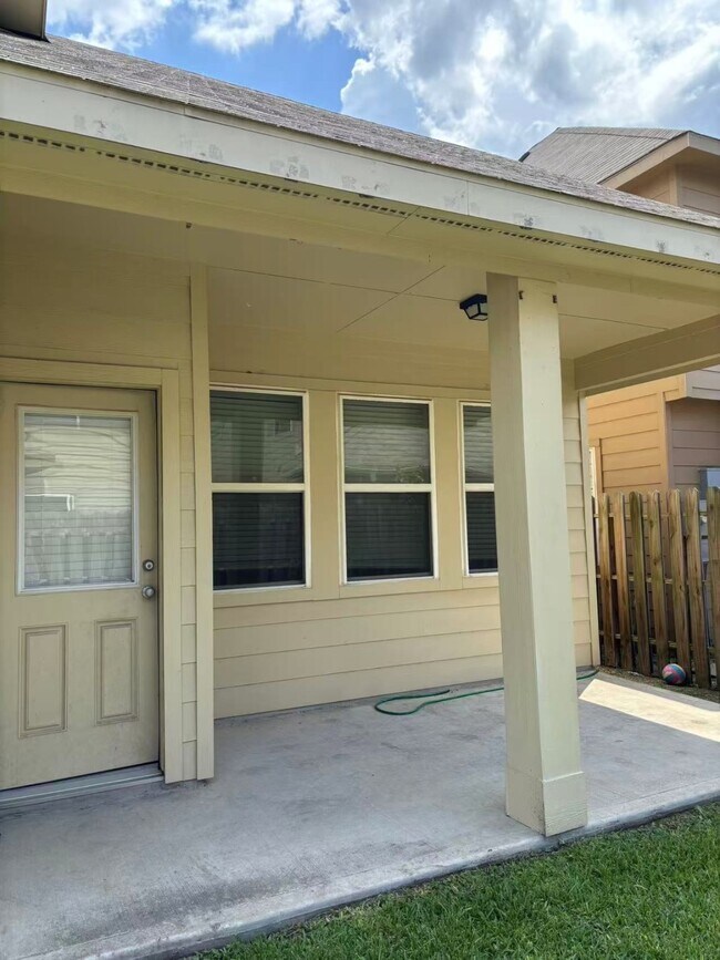 Building Photo - 14246 Dos Palos Dr