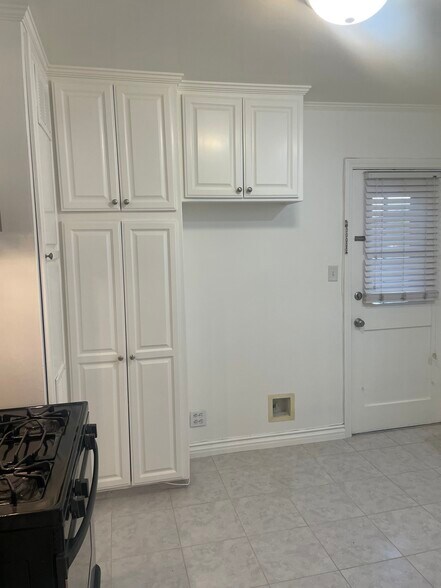 Kitchen with ice maker hook up - 4407 Ensign Ave
