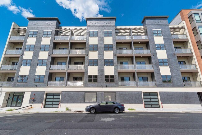 Building Photo - 313 Pine St