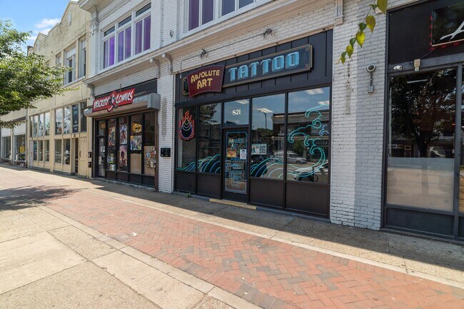 Building Photo - 821 W Broad St