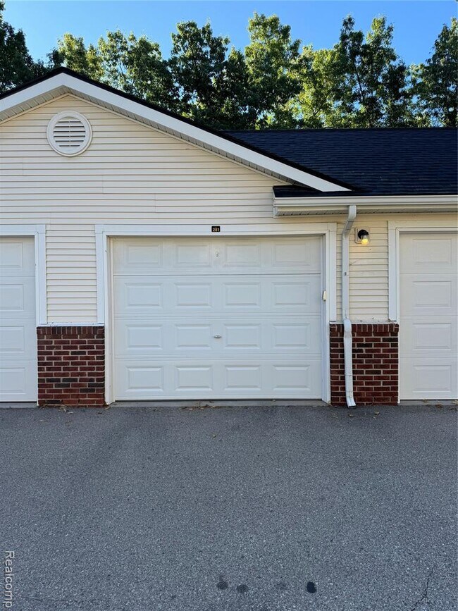 Building Photo - 331 Scio Village Ct