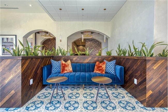 Building Photo - 702 E 11th St