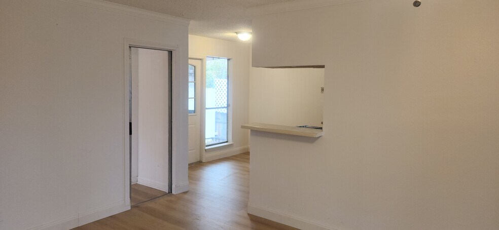 Building Photo - 605 E Applegate Dr