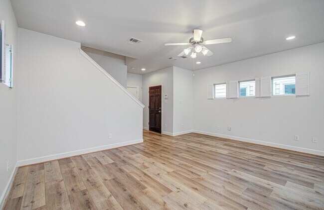 Building Photo - 624 E 39th St