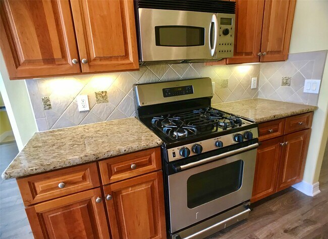 Building Photo - 2104 Bancroft Ln