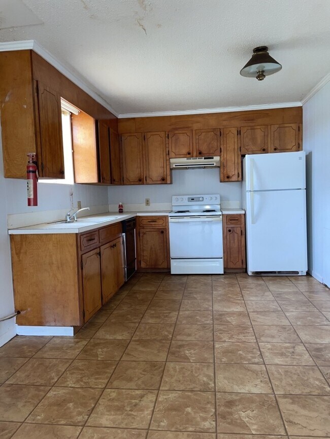 Building Photo - Broadway Lake Townhouse Style Apartment