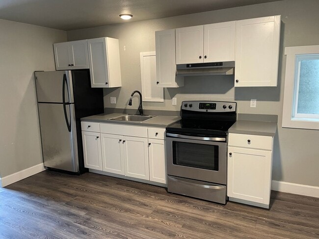 Building Photo - Recently renovated apartment in Lincoln City!