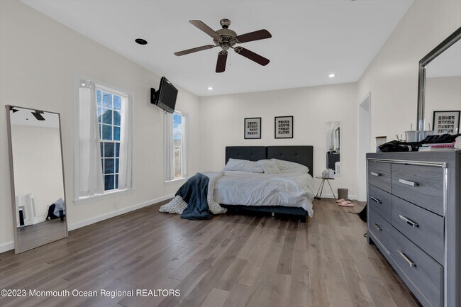 Building Photo - 374.5 W Park Ave