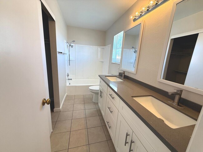 Building Photo - GORGEOUS 3BED/2.5BATH SINGLE FAMILY HOME