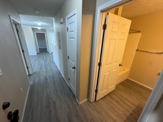 Building Photo - 2 bedroom 2 bath apartment at Clifton Heig...