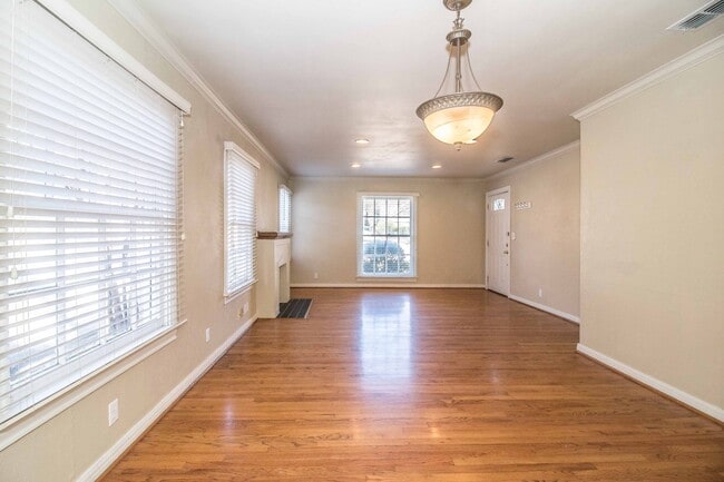 Building Photo - Charming Remodeled Bungalow - Arlington Heights - NEW PICTURES COMING SOON!